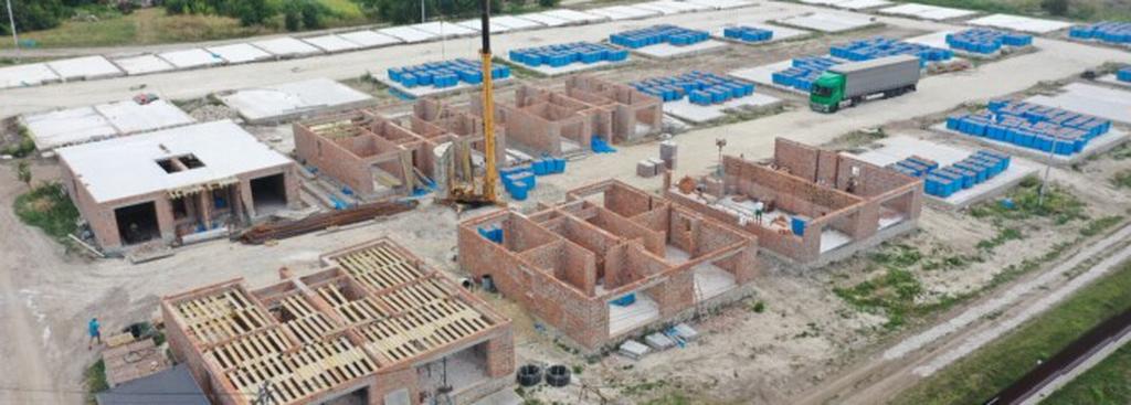 Почали зведення стін та заливку монолітних плит