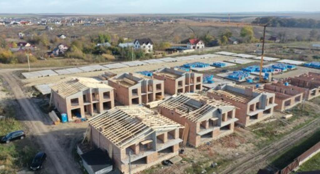 Продовжуємо зведення стін 2 ряду котеджів